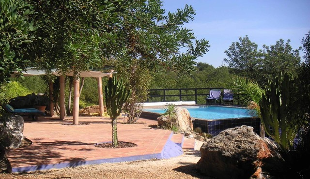 Private colourful house in nature, pool, wifi,air-condition,nearby the sea