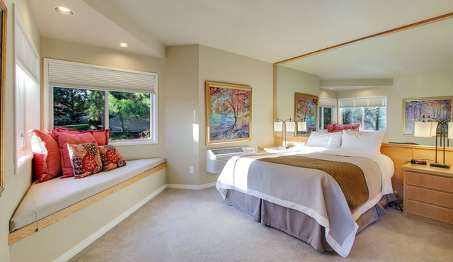 Private Mt. Bachelor Village suite in Bend with access to resort hot tubs/pool in Bend
