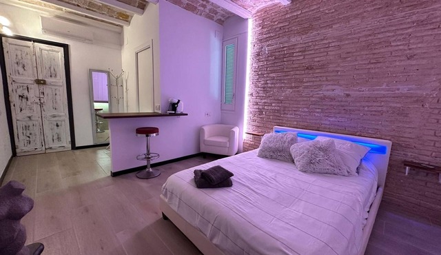 Private room near bus station and shops
