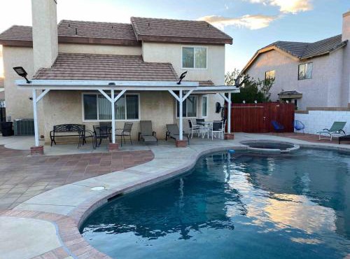 Quartz Hill House with Swimming Pool in Lancaster
