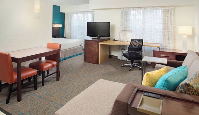 Queen Studio, Hyatt House Chicago, Complimentary Breakfast, Shopping Proximity in Rosemont