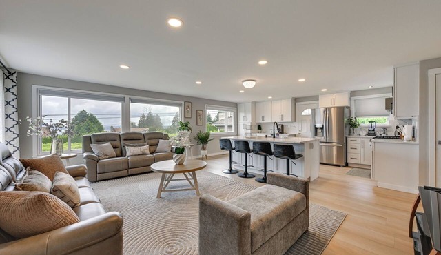 Quiet Home w/Deck & Water Views in Des Moines in Des Moines