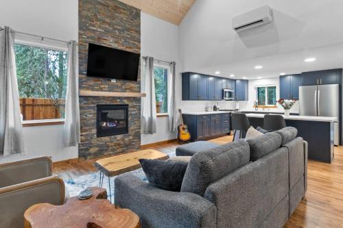 Rainier's Newest Luxury Chalet with Hot Tub-AC-WiFi in Ashford