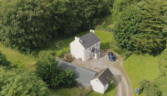 Relax in traditional farmhouse cottage perfect for touring South & West Ireland. in Limerick