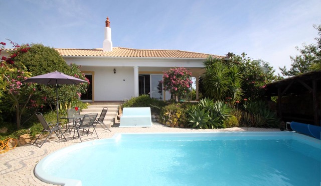 Relaxing family retreat with heated private pool & breath taking ocean views