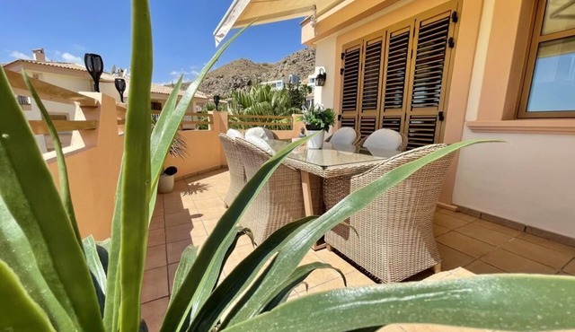 Remarkable 1-Bed Apartment & Sea Views - Sleeps 2