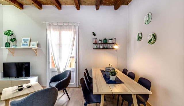 Renovated & Classic 3-Bedroom Sagrada Familia Apartment