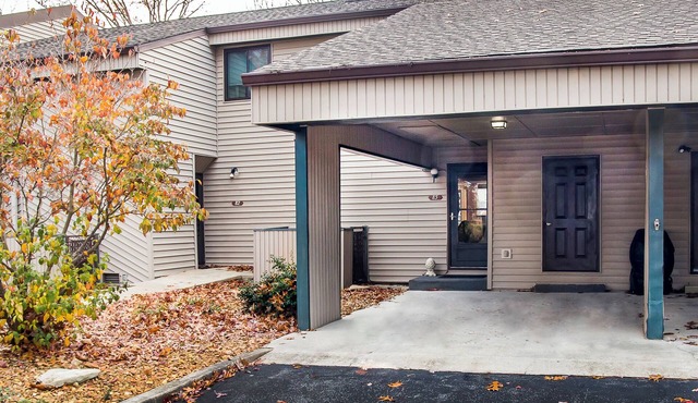🌄Resort Vacations at Fairfield Glade TN Beautifully Decorated Condo Lakefront in Crossville