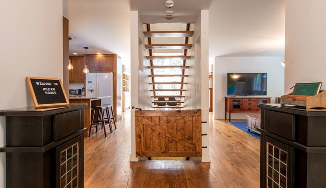 Reunion ready Guemes island retreat + hot tub in Anacortes