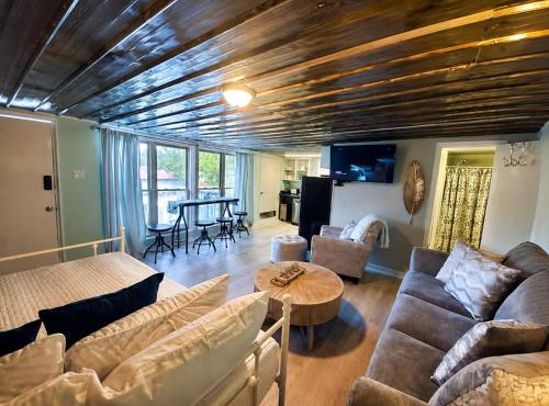 Riverfront stay Near Wilson Dam with Grill in Muscle Shoals