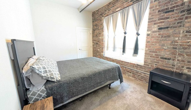 Robust Queen Suite w/Parking- Near Barnes 202 in St. Louis