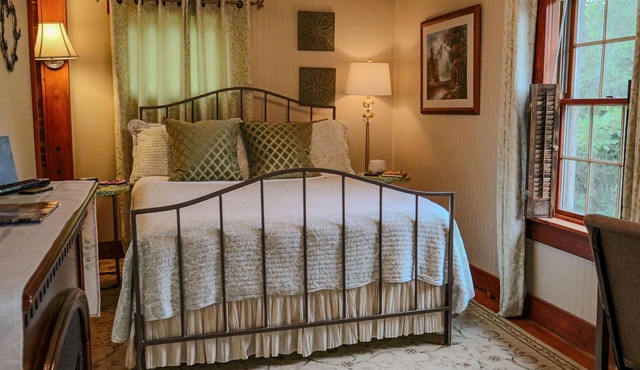 Romantic Inn suite with Air Jet Jacuzzi & private bath in Logan