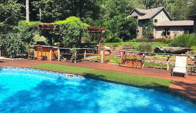 Romantic Luxury Chalet with Private Pool in Woodstock