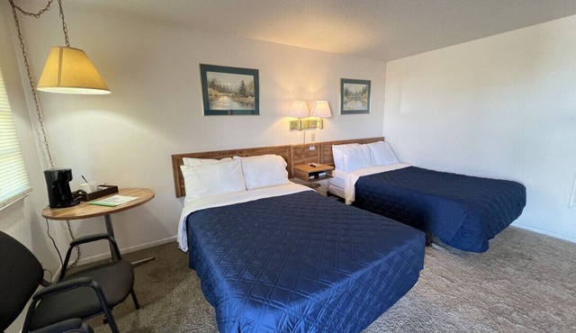 Room 113 - Double Full - Sleeps 4 - West Lake Grandvue Inn in Downs
