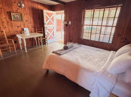 Room 3 - Downtown Joshua Tree Motel - Pet Friendly - Walk to Shops & Visitor Center, Minutes to Park Entrance in Joshua Tree