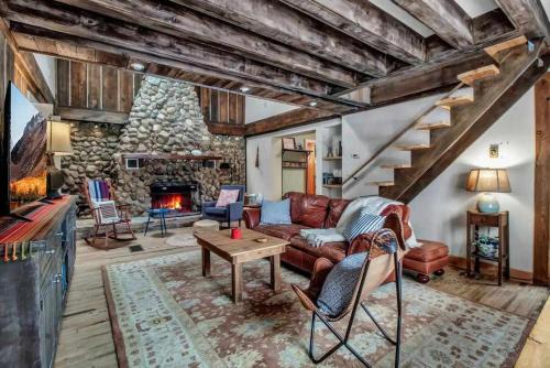 Rustic Cabin Wood Fireplace & Large Deck in Great Valley