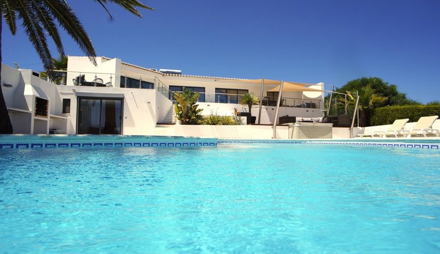 Salema’s Beach Finest: 180° Oceanview Villa with Heated Pool & Air Con ★