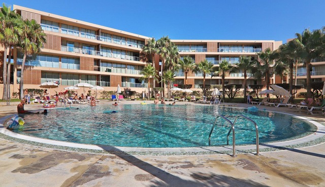 Salgados 4Seasons Apartment with Pool, A/C, Wi-Fi, Garden & Balcony