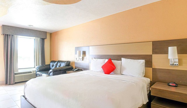 Scottish Inns & Suites Shenandoah Woodlands Mall, King Suite, Free Parking in Shenandoah