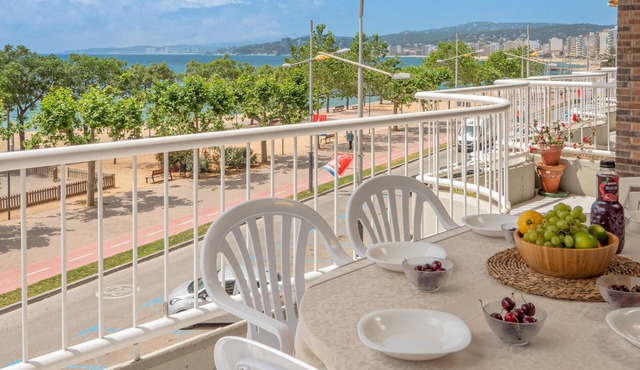 Seafront Apartment with Terrace, WiFi & Parking - Palamós