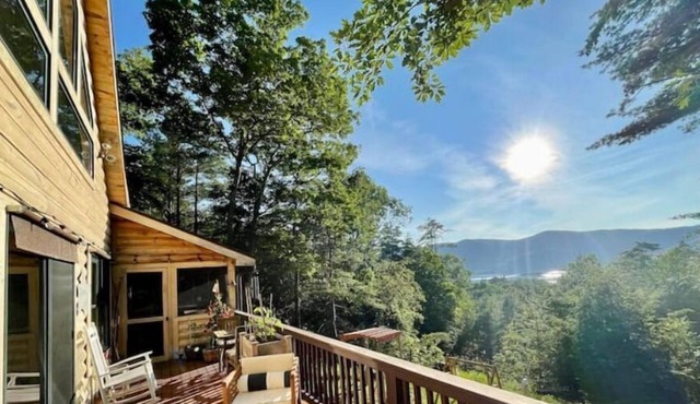 Secluded Cabin w/ Lake Access & Panoramic Views in Huletts Landing