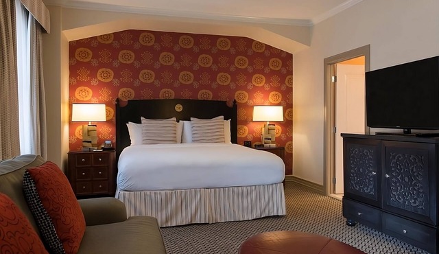 See Iconic Attractions! Elegant Suites Near Theatre and Park! Pets Allowed Here! in Austin