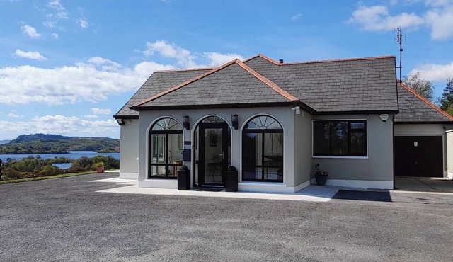 Serene Lakeside 4-bedroom house in Cornamona in Cornamona