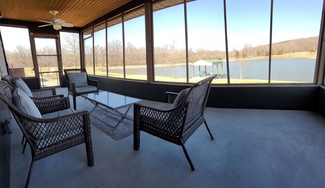 Shawnee National Forest Romantic Lake Cabin with Hot Tub, near Wine Trail in Buncombe
