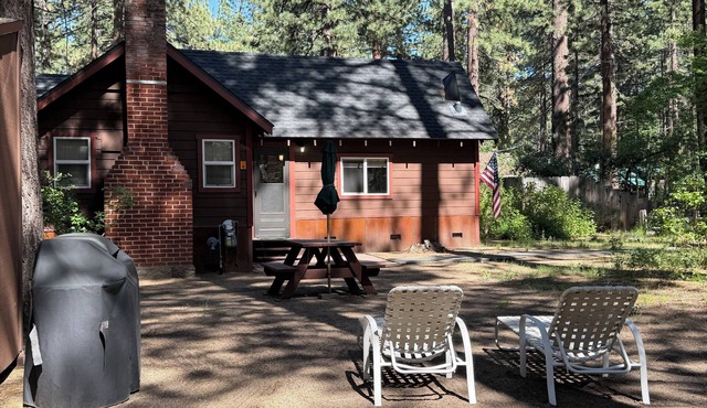 Single story cabin in historic neighborhood, walk to eateries & lake. Fast WiFi. in South Lake Tahoe