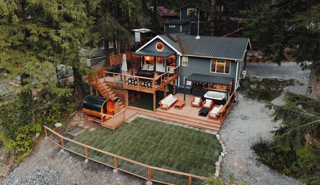 SkyRiverPeaks Cabin, Riverfront,Views, Hot tub, Sauna,AC,Pets in Gold Bar