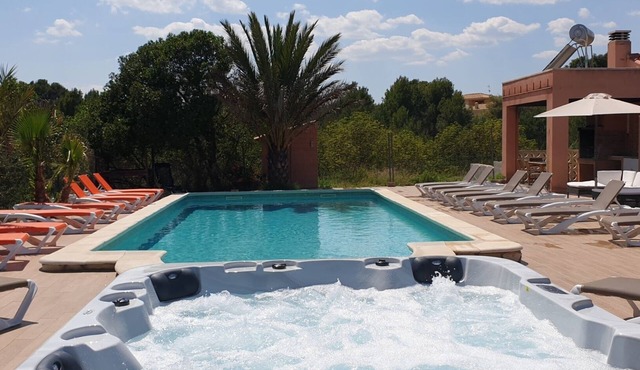 ⭐Sleeps 36 🛏️13 bedrooms🛁8 bathrooms💦Huge pool💦♨️Jacuzzi ❄️Full A/C🍖BBQ🏓PP