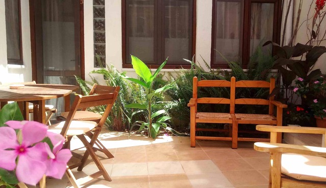 Small studio apartment with kitchenette and pvt bathroom. MISTRAL 2 in Quartu Sant'Elena