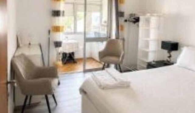Spacious 3-Bedroom Retreat in Miratejo — Sleeps 6 in Corroios