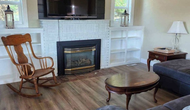 Spacious 5-bedroom house in welcoming Clarkston with WiFi, AC in Clarkston
