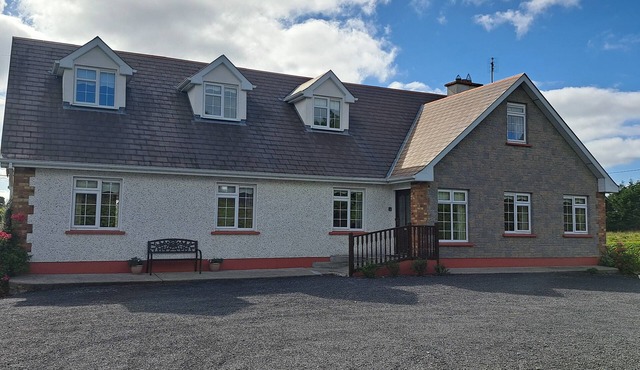 Spacious 6-Bed House 10 minutes from Knock Airport in Ballaghaderreen