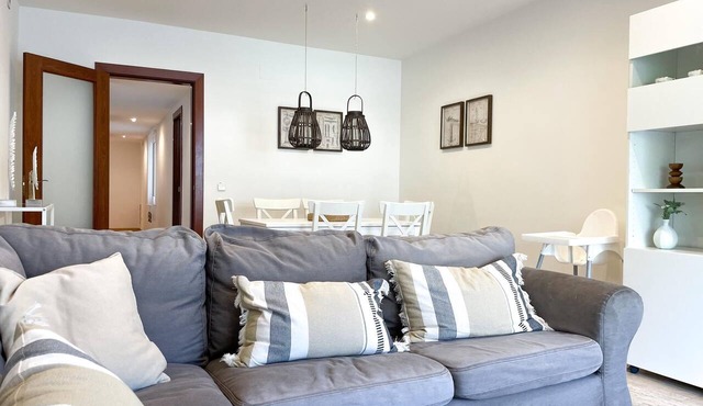 Spacious Apartment on Rambla w/Parking by Hostem