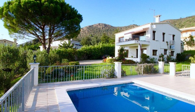 Spacious house with private pool and air conditioning