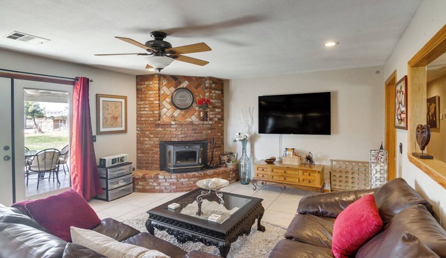 Spacious Lancaster Family Ranch - BBQ & Patio in Lancaster