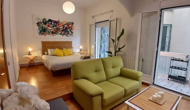 Spacious Room near Plaza España with Private Bath & A/C