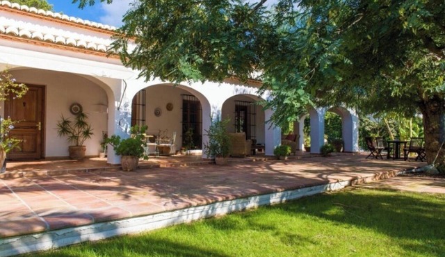 Spacious villa with pool and large garden near beach and restaurants in El Tosalet