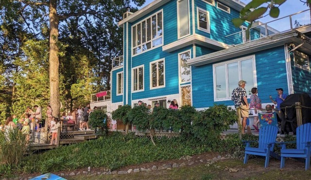 Spacious Waterfront 5-bedroom house in charming Annapolis with Hot Tub in Annapolis