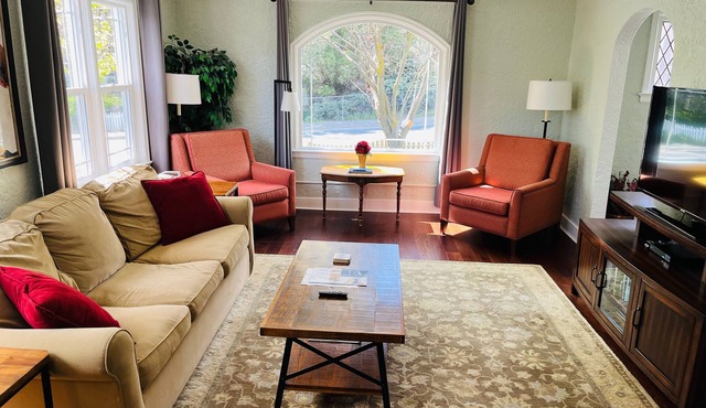 State Street Cottage, 2BR Apt in Pullman