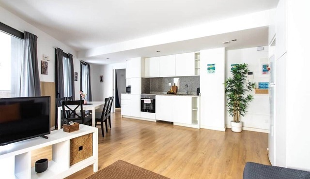 StayCampNou Spacious 3BR Apt with Balcony · Camp Nou · Fira