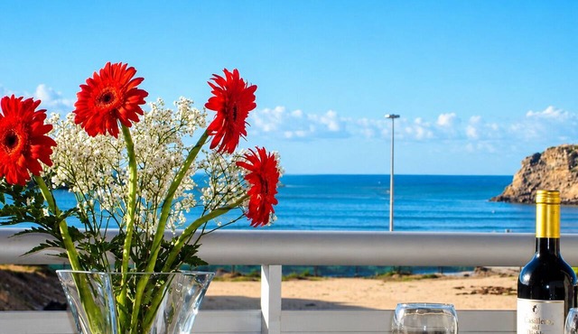 Stunning 3 BR Sea-View Penthouse (Free Concierge, Games Room, Beach 4 mins) in Bloco 14