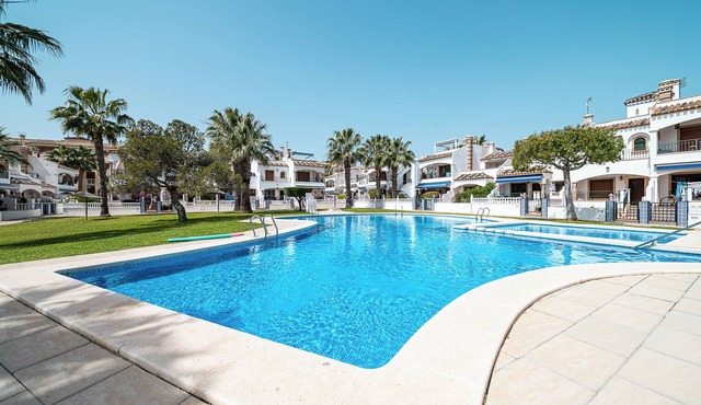 Stylish apartment with sea view, 2 bathrooms & swimming pool