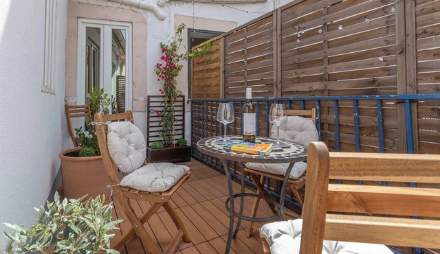 Sunny 4BR · Terrace · A/C · Near Tram 28