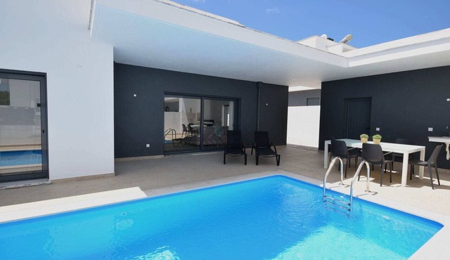 Sunny Villa Near Óbidos w/Beaches