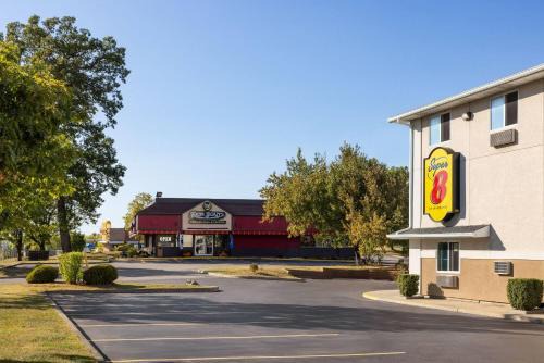 Super 8 by Wyndham Latham - Albany Airport in Latham