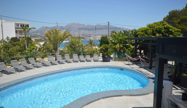 Super Location. Sea at 70m, Beach 300m, Wifi, Aircon, BBQ, 3 Gen Family, Party