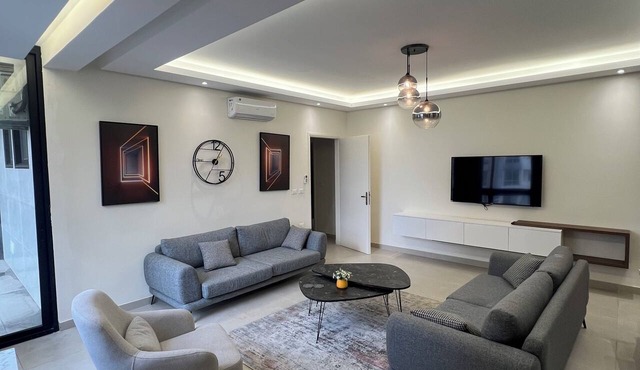 Superb 3-bedroom apartment with 24/7 electricity in vibrant Beirut for up to 7